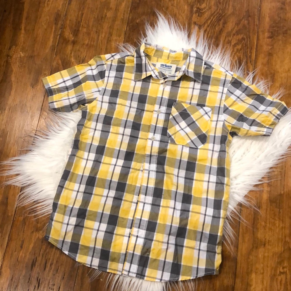 Short sleeve button down